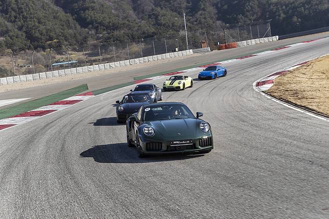 포르쉐 911 터보 S 쿠페를 선두로 차량들이 트랙을 달리는 모습.  포르쉐코리아