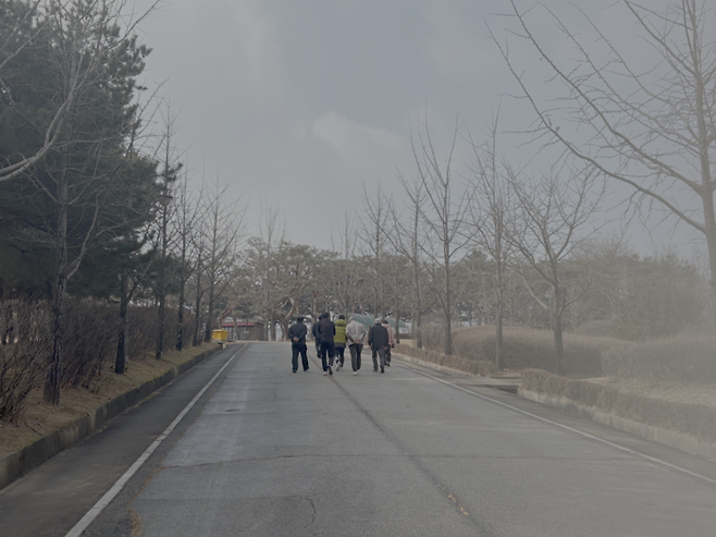 지난 2월 경기북부금연지원센터 합숙 금연캠프에 참여한 참가자들이 경기 고양시 국립암센터 인근 산길을 함께 오르고 있다. [신지윤 기자]