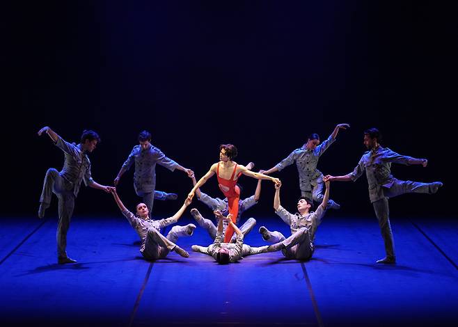 고노스네 다케오카 BBL 무용수가 23일 GS아트센터에서 ‘불새’를 선보이고 있다. 인아츠프로덕션