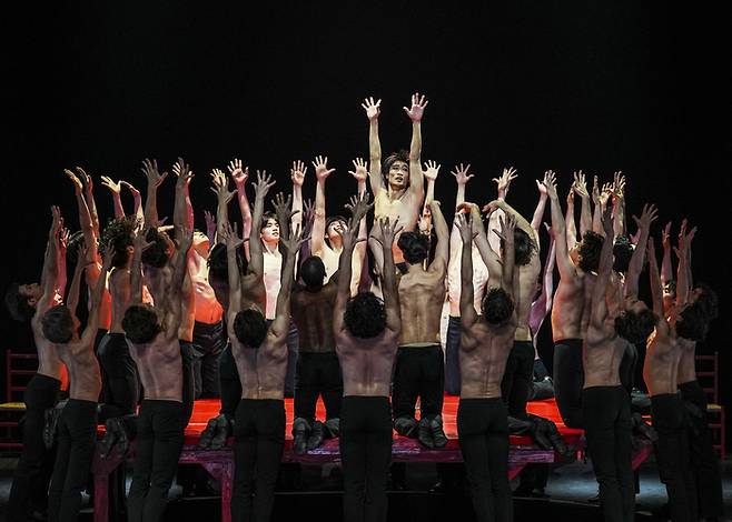 김기민 마린스키발레단 수석무용수가 23일 GS아트센터에서 베자르 발레 로잔 단원들과 함께 ‘볼레로’를 선보이고 있다. 인아츠프로덕션