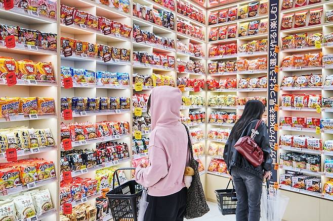 라면 등을 강화하고 K콘텐츠를 접목한 '이마트24 K푸드랩 명동점'. 이마트24