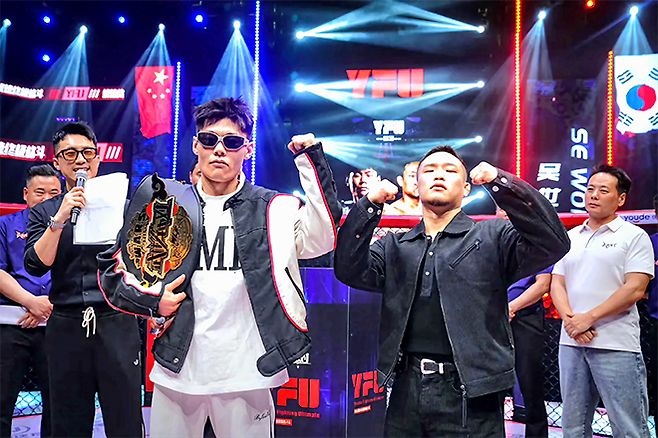 2026년 4월 유더중지거더우 93 계체 후 YFU 플라이급 챔피언 펑톈하오와 코리안좀비MMA 오세원이 촬영에 응하고 있다. 코리안좀비MMA는 UFC 페더급 타이틀전 출신 정찬성 관장이 지도하고 있다. 사진=武林风