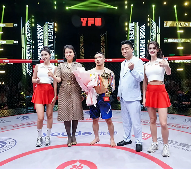 코리안좀비MMA 오세원이 2026년 4월 입식타격기 빅리그 우린펑(WLF)의 종합격투기 부문 유더중지거더우(YFU) 93 플라이급 시합 승리 기념 촬영을 하고 있다. 코리안좀비MMA는 UFC 페더급 타이틀전 출신 정찬성 관장이 지도한다. 사진=武林风