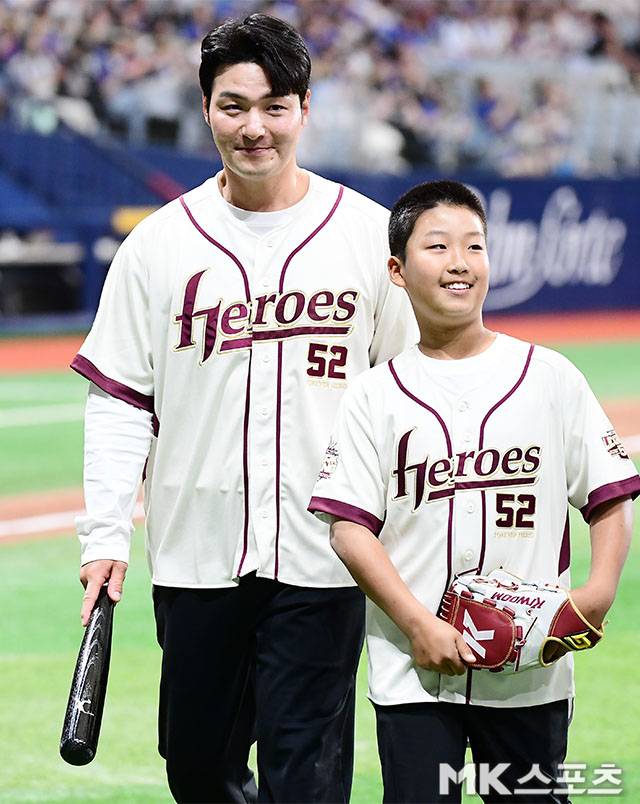 26일 오후 서울 고척스카이돔에서 ‘2026 신한 SOL KBO 리그’ 삼성 라이온즈와 키움 히어로즈 경기가 열렸다. 경기에 앞서 진행된 키움 박병호 코치 은퇴식에서 박병호가 아들과 함께 시구 시타 행사를 가진 후 그라운드를 빠져 나오고 있다. 사진(고척 서울)=김영구 기자