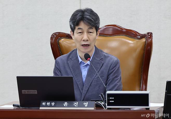 (서울=뉴스1) 김도우 기자 = 9일 서울 여의도 국회에서 열린 정치개혁특별위원회 공직선거법 및 지방선거구제 개편심사소위원회에서 윤건영 소위원장이 회의를 진행하고 있다. 2026.4.9/뉴스1 Copyright (C) 뉴스1. All rights reserved. 무단 전재 및 재배포, AI학습 이용 금지. /사진=(서울=뉴스1) 김도우 기자