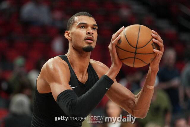 웸반야마가 25일 포틀랜드와 경기에 앞서 몸을 풀고 있다. 웸반야마는 이날 경기에 결장했다. /게티이미지코리아