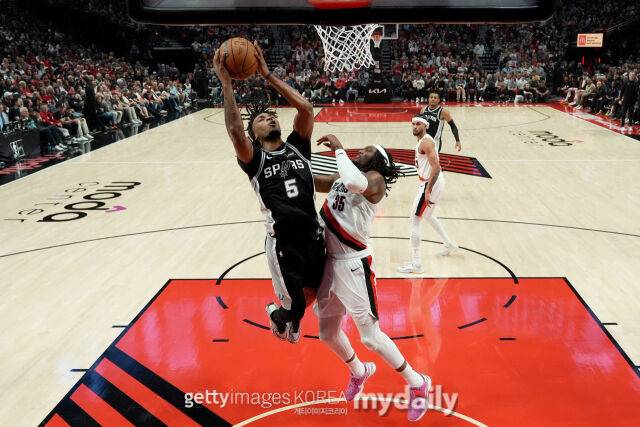 캐슬(왼쪽)이 포틀랜드 수비를 뚫고 슛하고 있다. /게티이미지코리아