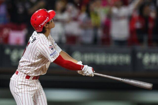 KIA 타이거즈 김도영이 24일 광주 KIA챔피언스필드에서 열린 롯데 자이언츠와의 홈 경기서 홈런을 치고 타구를 바라보고 있다./KIA 타이거즈 제공