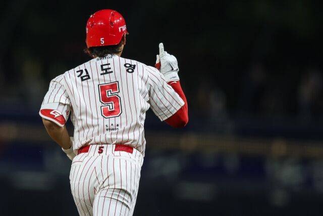 KIA 타이거즈 김도영이 24일 광주KIA챔피언스필드에서 열린 롯데 자이언츠와의 홈 경기서 홈런을 치고 세리머니를 하고 있다./KIA 타이거즈