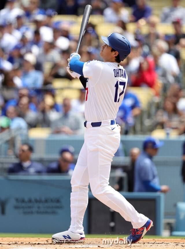 LA 다저스 오타니 쇼헤이가 미국 캘리포니아주 로스엔젤레스 다저스타디움에서 타격하고 있다. 올 시즌 초반의 모습이다./게티이미지코리아