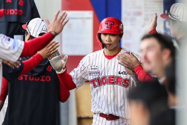 KIA 타이거즈 박재현이 25일 광주 KIA챔피언스필드에서 열린 롯데 자이언츠와의 홈 경기서 득점에 성공한뒤 동료들과 하이파이브를 하고 있다./KIA 타이거즈 제공