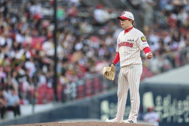 KIA 타이거즈 양현종이 25일 광주 KIA챔피언스필드에서 열린 롯데 자이언츠전서 투구하기 위해 대기하고 있다./KIA 타이거즈 제공