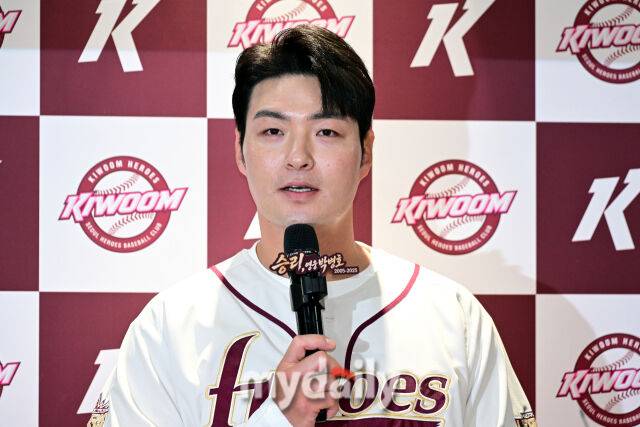 키움 박병호가 26일 오후 서울 고척스카이돔에서 진행되는 '2026 신한 SOL Bank KBO리그' 삼성--키움의 경기 전 취재진과 인터뷰를 하고 있다./고척 = 곽경훈 기자