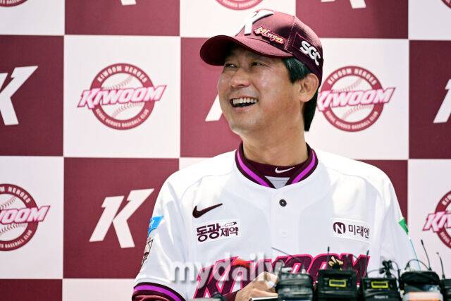 키움 설종진 감독이 26일 오후 서울 고척스카이돔에서 진행되는 '2026 신한 SOL Bank KBO리그' 삼성--키움의 경기 전 취재진과 인터뷰를 하고 있다./고척 = 곽경훈 기자