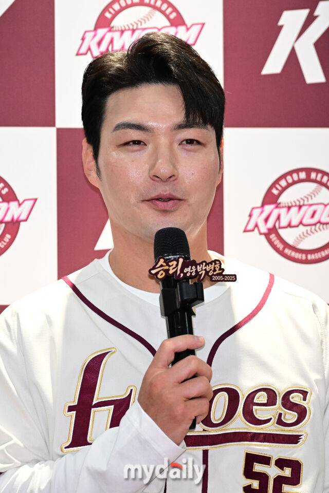 키움 박병호가 26일 오후 서울 고척스카이돔에서 진행되는 '2026 신한 SOL Bank KBO리그' 삼성--키움의 경기 전 취재진과 인터뷰를 하고 있다./고척 = 곽경훈 기자