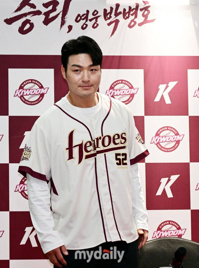 키움 박병호가 26일 오후 서울 고척스카이돔에서 진행되는 '2026 신한 SOL Bank KBO리그' 삼성--키움의 경기 전 취재진과 인터뷰를 위해 등장하고 있다./고척 = 곽경훈 기자