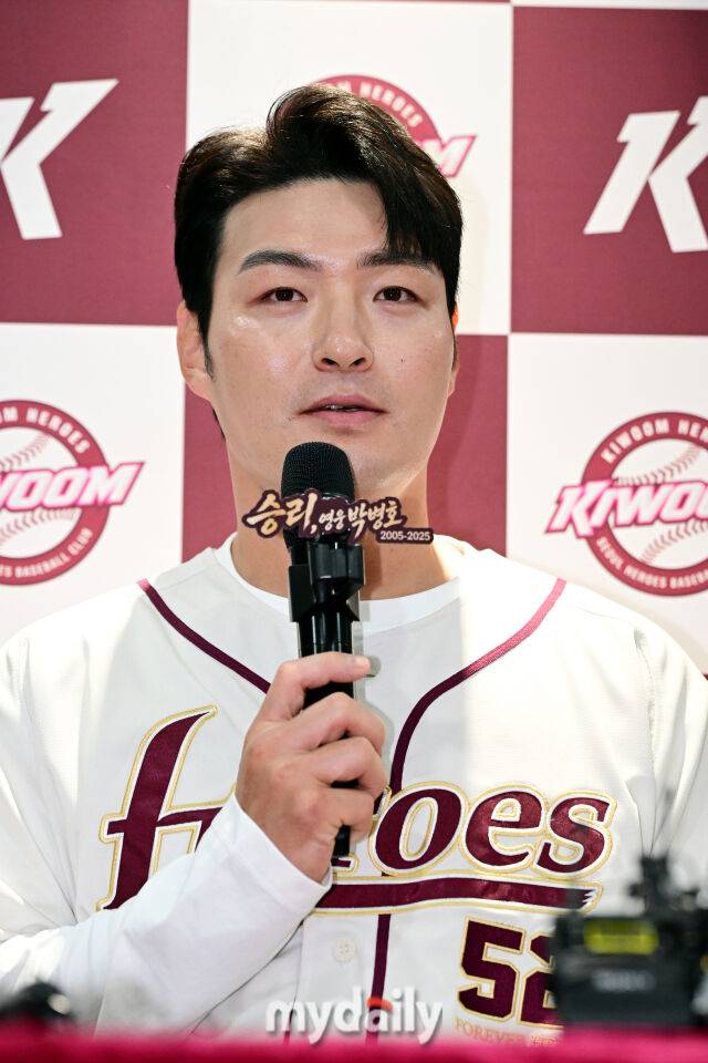 키움 박병호가 26일 오후 서울 고척스카이돔에서 진행되는 '2026 신한 SOL Bank KBO리그' 삼성--키움의 경기 전 취재진과 인터뷰를 하고 있다./고척 = 곽경훈 기자