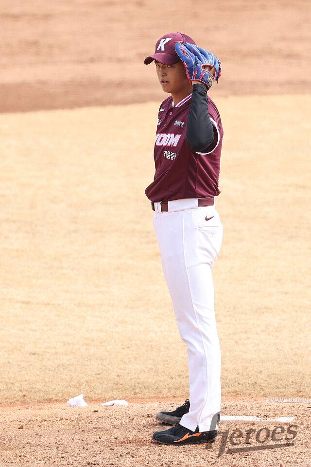 3월 12일 시범경기에서 피치컴 내용을 듣는 박준현./키움 히어로즈