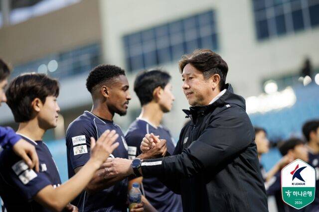 김도균 서울 이랜드 감독이 지난달 29일 대구iM뱅크PARK에서 열린 대구FC와의 원정 경기에서 3-1로 승리한 뒤 선수단과 악수를 나누고 있다./프로축구연맹 제공