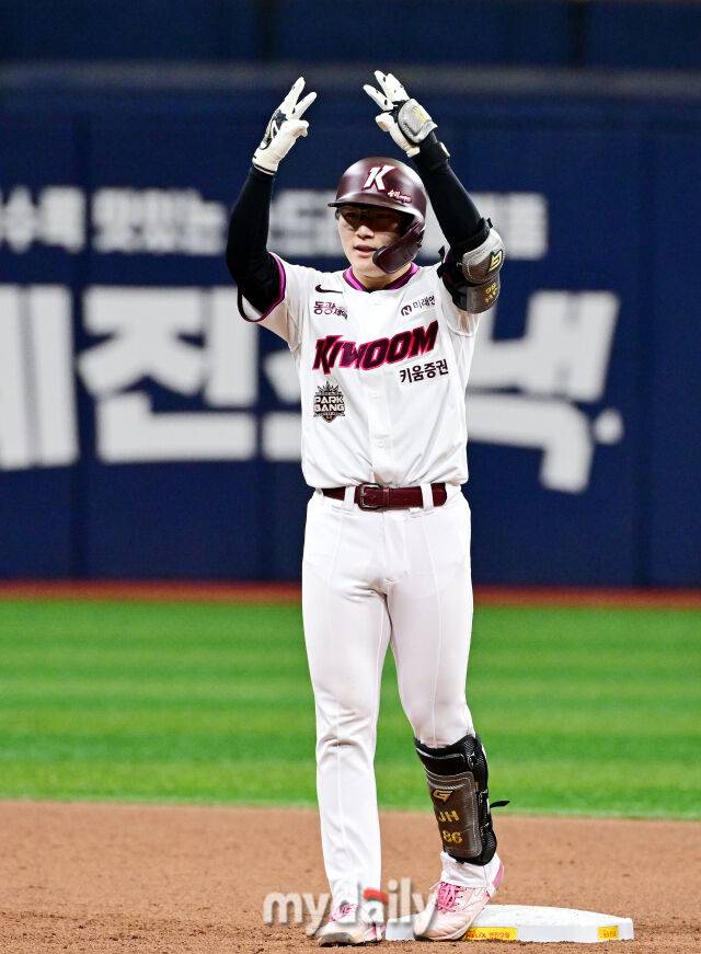 키움 송지후가 26일 오후 서울 고척스카이돔에서 진행된 '2026 신한 SOL Bank KBO리그' 삼성--키움의 경기 3회말 2루타를 때린 뒤 기뻐하고 있다./고척 = 곽경훈 기자