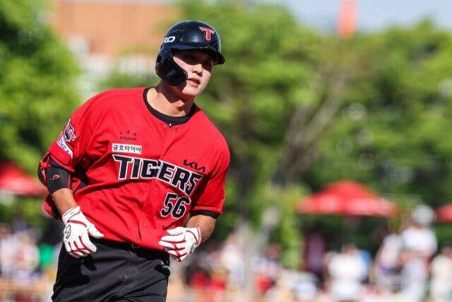 KIA 타이거즈 오선우가 26일 광주 KIA 챔피언스필드에서 열린 롯데 자이언츠와의 홈 경기서 동점홈런을 치고 그라운드를 돌고 있다./KIA 타이거즈 제공