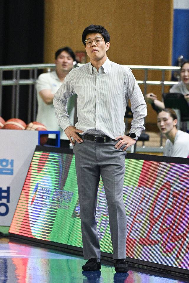하상윤 용인 삼성생명 블루밍스 감독이 26일 용인체육관에서 열린 BNK 금융 2025-2026 여자프로농구 챔피언결정전 3차전 청주 KB국민은행 스타즈전에서 경기를 지켜보고 있다. /WKBL 제공