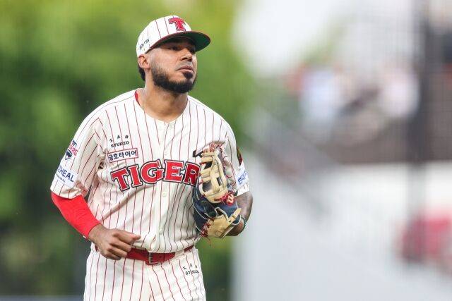 KIA 타이거즈 헤럴드 카스트로가 24일 광주 KIA챔피언스필드에서 열린 롯데 자이언츠와의 홈 경기서 1루 수비를 하고 있다./KIA 타이거즈 제공