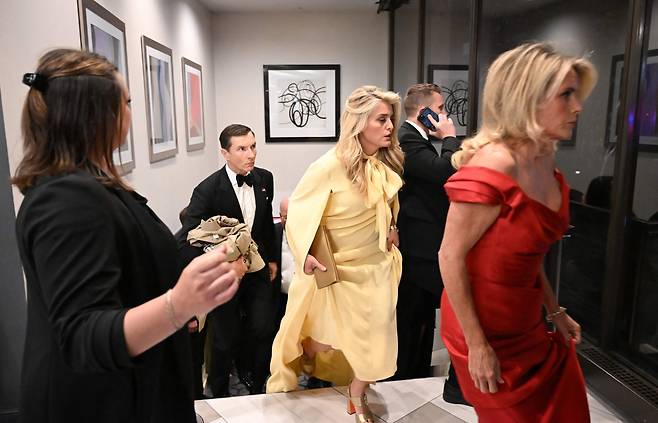 25일(현지시간) 워싱턴 DC의 워싱턴 힐튼호텔에서 열린 백악관 기자단 만찬 도중 총성이 울린 후 참석자들이 대피하고 있다. [AFP]