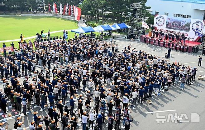 [울산=뉴시스] 안정섭 기자 = 26일 오후 현대자동차 노조가 현대차 울산공장 본관 앞 광장에서 올해 임단협 승리를 위한 전체 조합원 출정식을 진행하고 있다. 2025.06.26. yohan@newsis.com