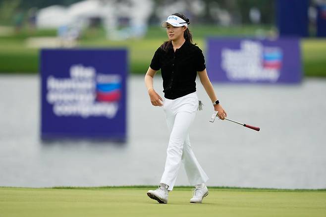 [휴스턴=AP/뉴시스] 양윤서가 24일(현지 시간) 미 텍사스주 휴스턴의 메모리얼 파크 골프코스에서 열린 미국여자프로골프(LPGA) 셰브론 챔피언십 2라운드 16번 홀 퍼트를 마친 후 걸어 나오고 있다. 첫날 공동 8위였던 고교생 양윤서는 중간 합계 4언더파 140타 공동 11위를 기록했다. 2026.04.25.