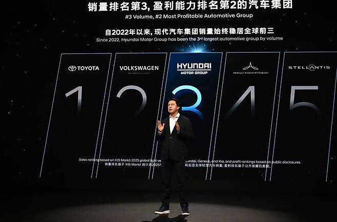 [베이징=뉴시스] 현대차가 24일 중국 베이징 국제전람중심에서 열린 오토 차이나 2026에서 아이오닉 V 공개 행사를 진행하고 있다. (사진=현대차 제공) 2026.4.24. photo@newsis.com  *재판매 및 DB 금지