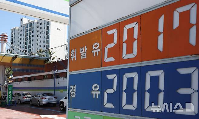 [서울=뉴시스] 최진석 기자 = 전국 주유소 평균 휘발유 가격이 리터(ℓ)당 2000원을 넘어선 지 일주일 만에 전국 평균 경유 가격도 2000원대로 올라선 24일 서울 한 주유소에 경유 판매가격이 보이고 있다. 2026.04.24. myjs@newsis.com