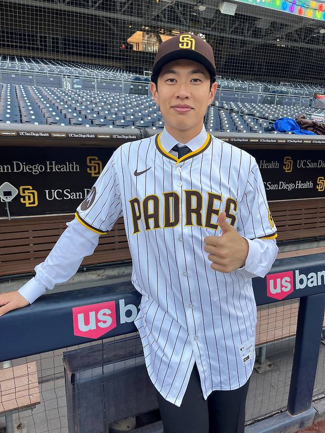 [서울=뉴시스] 송성문이 22일(현지 시간) 미국 메이저리그(MLB) 샌디에이고 파드리스와 4년, 총액 1500만 달러(약 222억원)에 계약을 체결했다. 사진은 샌디에이고 유니폼 입은 송성문. (사진=키움 히어로즈 제공) 2025.12.23. photo@newsis.com *재판매 및 DB 금지