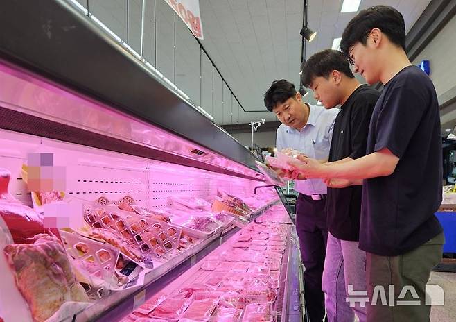 [전주=뉴시스]윤난슬 기자 = 국립농산물품질관리원 전북지원(이하 농관원 전북지원)은 여름 휴가철을 맞아 축산물을 중심으로 원산지 표시에 대한 집중 단속을 진행한 결과 19곳을 적발했다고 13일 밝혔다.(사진=농관원 전북지원 제공)