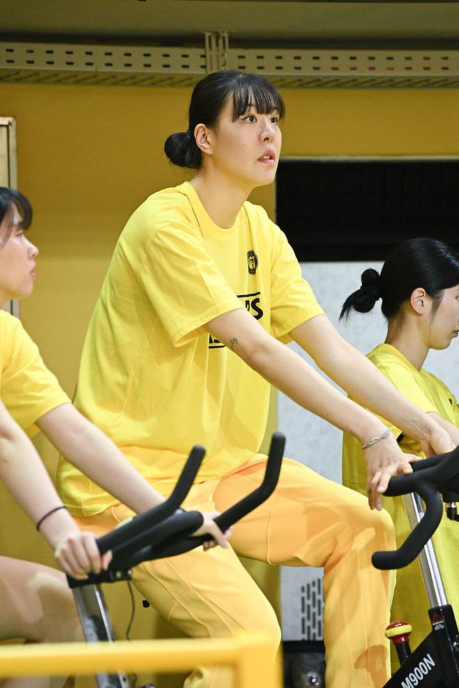 [서울=뉴시스] 조성우 기자 = 24일 청주체육관에서 열린 BNK금융 2025~2026시즌 여자프로농구 챔피언결정전(5전3선승제) 2차전 청주 KB국민은행과 용인 삼성생명의 경기, 부상으로 결장한 국민은행 박지수가 웜 업 사이클을 타고 있다.국민은행은 이날 삼성생명과의 2차전 홈 경기에서 59-51로 승리하며 통합 우승까지 단 1승만을 남겼다. (사진=WKBL 제공) 2026.04.24. photo@newsis.com *재판매 및 DB 금지