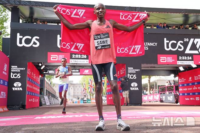 [런던=AP/뉴시스] 사바스티안 사웨(케냐)가 26일(현지 시간) 영국 런던에서 열린 2026 런던마라톤에서 1시간 59분 30초 세계신기록으로 결승선을 통과한 뒤 기뻐하고 있다. 2026.04.26.