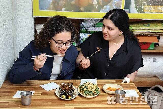 김밥 위에 우엉을 올려 먹는 ‘우엉 김밥’은 다른 지역에선 보기 힘든 별미다. 경주=김도웅 프리랜서 기자