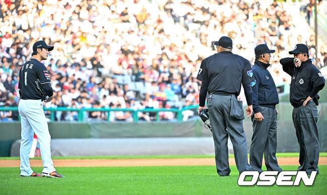 [OSEN=인천, 민경훈 기자] 25일 오후 인천 SSG랜더스필드에서 ‘2026 신한 SOL Bank KBO리그' SSG 랜더스와 KT 위즈의 경기가 진행됐다. 3회말 2사 주자 3루 SSG 한유섬 타석에서 KT 선발 고영표가 심판진에게 말을 하고 있다. 2026.04.25 / rumi@osen.co.kr