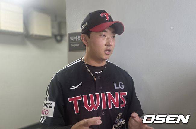 [OSEN=잠실, 한용섭 기자] 프로야구 LG 트윈스 투수 김진수가 25일 잠실구장에서 열린 두산 베어스와 경기에서 2이닝 1피안타 2탈삼진 무실점으로 프로 데뷔 6년 만에 감격의 첫 승을 기록했다. 김진수가 경기 후 데뷔 첫 승 소감을 말하고 있다./orange@osen.co.kr