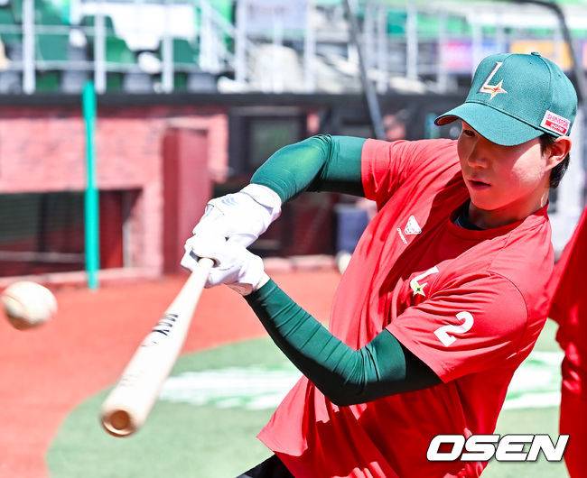 [OSEN=인천, 민경훈 기자] 25일 오후 인천 SSG랜더스필드에서 ‘2026 신한 SOL Bank KBO리그' SSG 랜더스와&nbsp;KT 위즈의 경기가 진행됐다. 경기 전 SSG 박성한이 타격 연습을 하고 있다. 2026.04.25 / rumi@osen.co.kr
