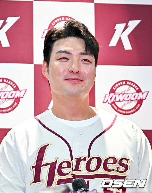 [OSEN=고척, 민경훈 기자] 26일 오후 서울 고척스카이돔에서 2026 신한 SOL KBO리그 키움 히어로즈와 삼성 라이온즈의 경기가 열렸다.이날 키움은 박준현을, 삼성은 장찬희를 선발투수로 내세운다.경기 전 박병호 코치의 선수 은퇴 기자회견이 진행되고 있다. 2026.04.26 / rumi@osen.co.kr