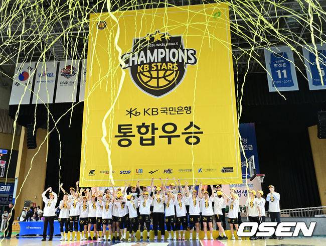 [OSEN=용인, 최규한 기자] 청주 KB스타즈가 4년 만에 통합 챔피언 달성에 성공했다.&nbsp;KB스타즈는 26일 용인체육관에서 개최된 BNK금융 2025-26 여자프로농구 챔피언결정전 3차전에서 용인 삼성생명을 80-65로 꺾고 3연승을 달렸다. 정규리그 챔피언 KB스타즈는 플레이오프 퍼펙트 6연승으로 통합 우승에 성공했다. KB스타즈는 구단통산 세 번째 통합우승 달성에 성공했다.&nbsp;김완수 감독을 비롯한 코칭스태프와 선수들이 우승을 기뻐하고 있다. 2026.04.26 / dreamer@osen.co.kr