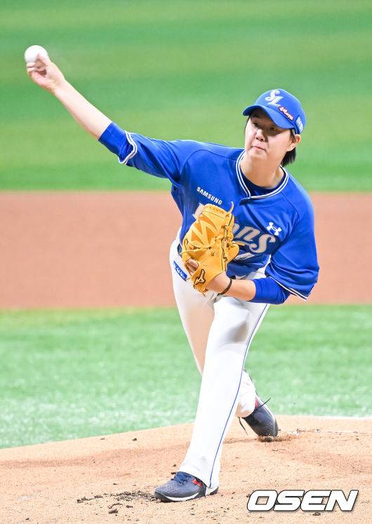 [OSEN=고척, 민경훈 기자] 26일 오후 서울 고척스카이돔에서 2026 신한 SOL KBO리그 키움 히어로즈와 삼성 라이온즈의 경기가 열렸다.이날 키움은 박준현을, 삼성은 장찬희를 선발투수로 내세운다.삼성 선발 장찬희가 마운드 위에서 힘차게 공을 뿌리고 있다. 2026.04.26 / rumi@osen.co.kr