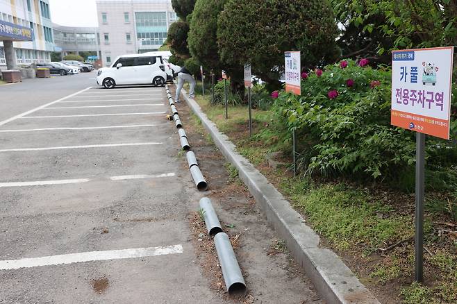 충북 진천군이 군청 앞 주차장에 ‘카풀 전용 주차구역’&nbsp;등을 신설해 차량 2부 활성화를 꾀하고 있다. 진천군 제공