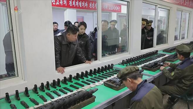 김정은 북한 국무위원장이 권총 조립작업을 지켜보고 있다. 사진=조선중앙TV 캡처