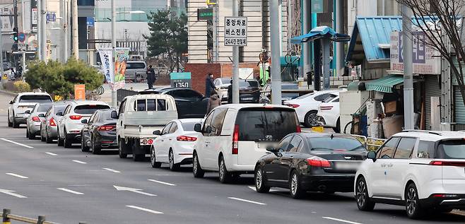 서울 구로구의 한 최저가 주유소에 주유하려는 차량들이 길게 줄지어 서 있다. 뉴시스