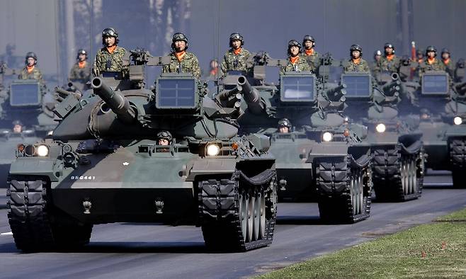 일본 육상자위대 소속 전투 차량들이 행진하고 있다. 세계일보 자료사진
