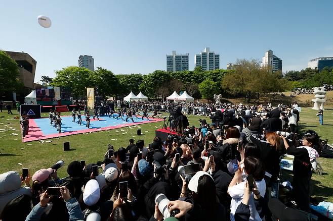 26일 서울 송파구 올림픽공원에서 열린 2026년 스포츠 주간 맞이 '땀송송 운동해봄제'에서 시민들이 육군 태권도 시범대의 공연을 관람하고 있다.