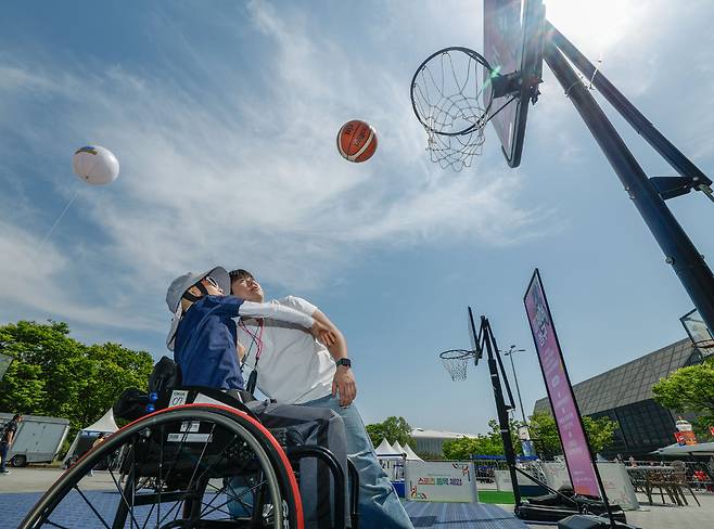 26일 서울 송파구 올림픽공원에서 열린 2026년 스포츠 주간 맞이 '땀송송 운동해봄제'에서 한 어린이가 휠체어 농구를 체험하고 있다.
