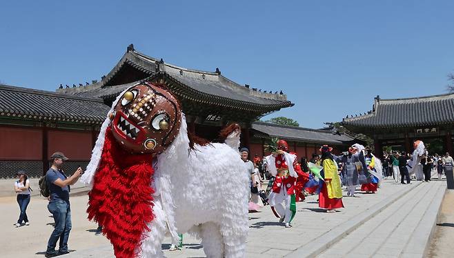 26일 서울 종로구 창덕궁에서 관람객들이 지켜보는 가운데 길놀이 행사가 열리고 있다. 국가유산청 궁능유적본부는 국가유산청 산하 국가유산진흥원과 함께 5월 3일까지 서울의 5대궁(경복궁·창덕궁·덕수궁·창경궁·경희궁)과 종묘에서 올해 궁중문화축전을 개최한다.? /2026.04.26 이제원 선임기자